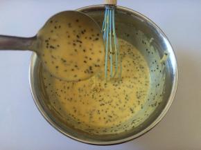 加入适量的水，用勺子盛起来可以流下去的稠度就可以了