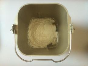 将鸡蛋、白糖、高粉、精盐、酵母、水放入面包桶，启动揉面程序，注意精盐和酵母要隔开放置