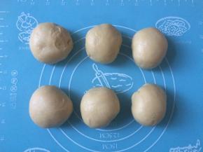 将和好的面团取出均分6个小面剂