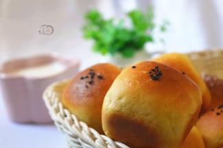 发酵完成后，刷油撒黑芝麻，180°中层上下火，烤10分钟就可以了