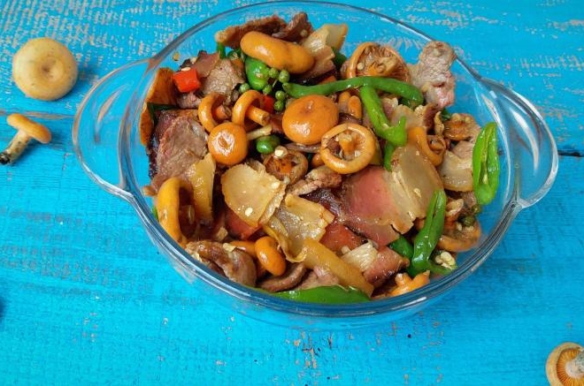 野松菌烧腊肉
