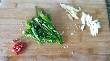 先把调料都切好，备用