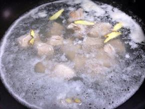 排骨冷水下锅煮去血水。