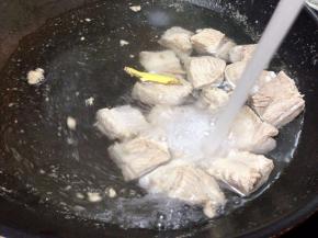 然后和冷水冲干净捞出沥干备用