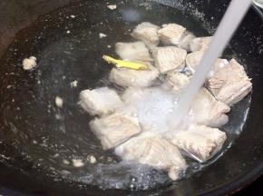 然后和冷水冲干净捞出沥干备用