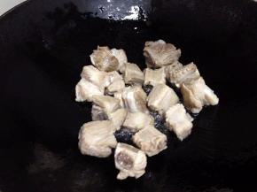 锅里放油，把沥干水的排骨倒入煸炒
