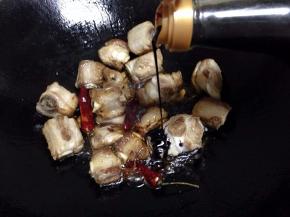 加入生抽，老抽，炒均匀。