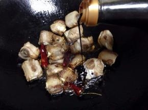 加入生抽，老抽，炒均匀。