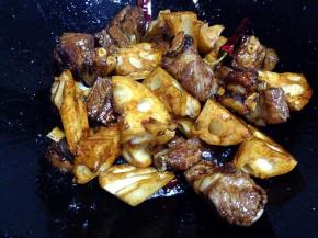 加入藕炒均匀。