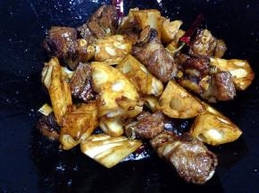 加入藕炒均匀。