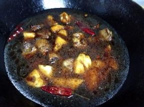 加入淹没食材的水，大火烧开转小火炖煮30—45分钟，调入盐。