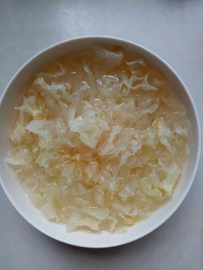 银耳20克去根撕成小块用温水泡发2小时