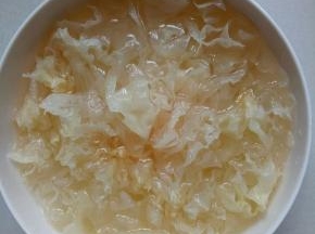 银耳20克去根撕成小块用温水泡发2小时