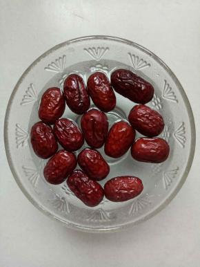 红枣洗净用温水浸泡备用