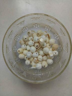 莲子用温水浸泡2小时，用牙签挑出莲子心备用