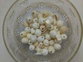 莲子用温水浸泡2小时，用牙签挑出莲子心备用