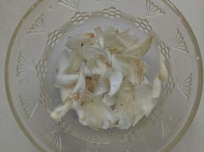 百合干温水浸泡2小时，泡软