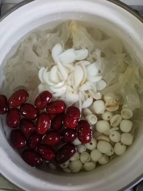 把除枸杞之外的s食材倒入锅中，大火烧开，小火焖煮1小时左右