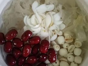 把除枸杞之外的s食材倒入锅中，大火烧开，小火焖煮1小时左右