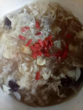 再加入洗干净的枸杞，闷半小时左右即可