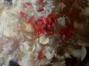 再加入洗干净的枸杞，闷半小时左右即可