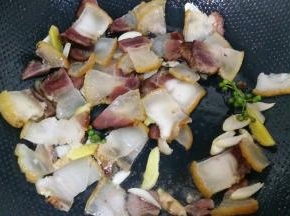 先把腊肉的肥肉扁一下，我不吃肥肉，一般都是扁油出来