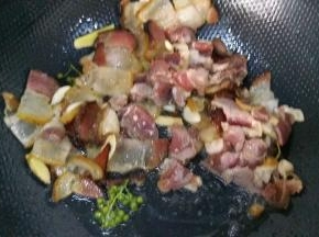 肥肉的油扁出来后，下瘦肉炒