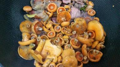 腊肉炒熟后，下松菌炒