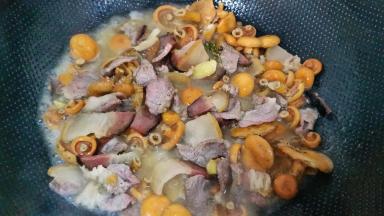 加入生抽和纯净水闷几分钟