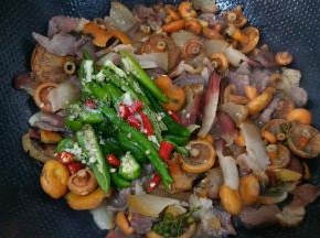 汤汁明显减少后加入土青椒和红米椒，加入盐，翻炒三分钟