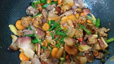 加入葱花，翻炒均匀