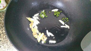 锅烧热，爆香生姜 蒜 花椒