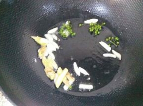 锅烧热，爆香生姜 蒜 花椒
