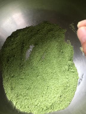 适量抹茶粉加入140g米粉中，用手抓匀