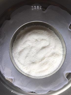 称出140g米粉，其余的放入慕斯圈