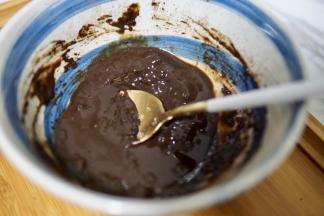 放入凉白开，搅拌龟苓膏粉至没有颗粒感