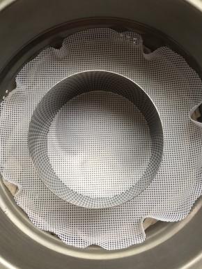 蒸屉里放上蒸布再放一个蒸笼垫，将5寸加高慕斯圈放入里面