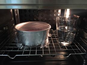 盖上保鲜膜，放入烤箱，开到发酵档，旁边放一杯清水保持湿度，发酵40分钟