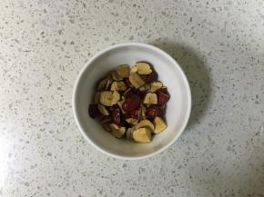 红枣洗净去核切小丁