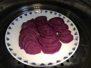 紫薯去皮切片上锅蒸熟透