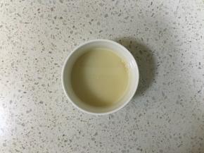 酵母用30摄氏度左右的温水搅拌开，静置10分钟备用