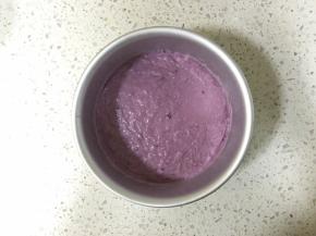 6寸蛋糕模具内抹一层玉米油，防粘，把面糊放倒入，用刮刀刮平面糊