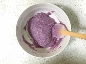 用刮刀翻拌至无干面粉状态，紫薯泥也翻拌均匀，状态是有点粘粘糊糊的，但是一定不要稀