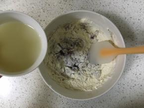 倒入中筋面粉，再慢慢加入酵母水，搅拌