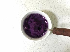 熟透的紫薯用勺子碾成很细的泥