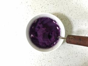 熟透的紫薯用勺子碾成很细的泥