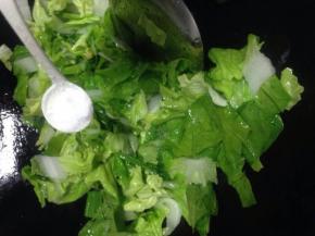 待白菜微软时加入适量的盐