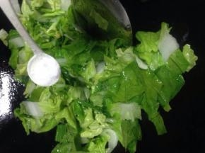 待白菜微软时加入适量的盐