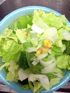 把白菜清洗干净用刀切段，姜拍扁就好