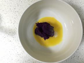 鸡蛋打散到容器内，加入细砂糖、紫薯泥